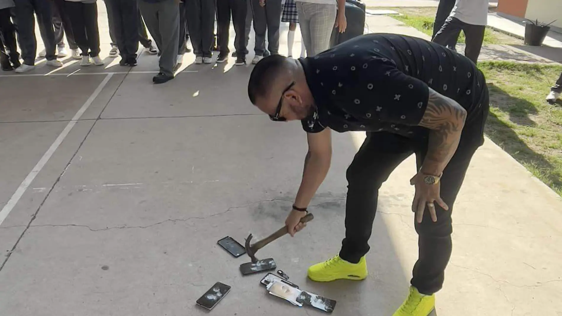 Secundaria quema celulares, gorras, plumones y todo lo decomisado a sus alumnos